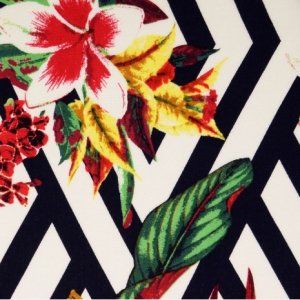 Viscose met grafische print en bloem € 9,00 p/m