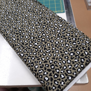 Katoen met panterprint olijf groen €4,00 per 0,50 meter